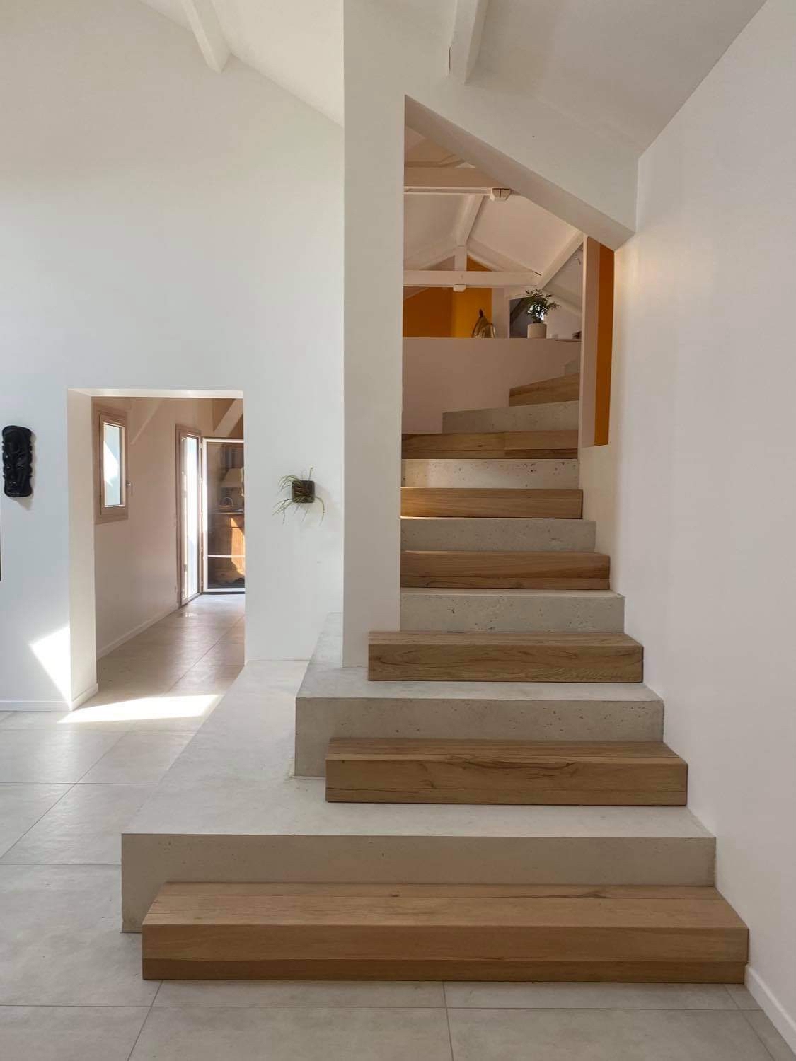 Montée d'escalier avec poutre chêne vue de face