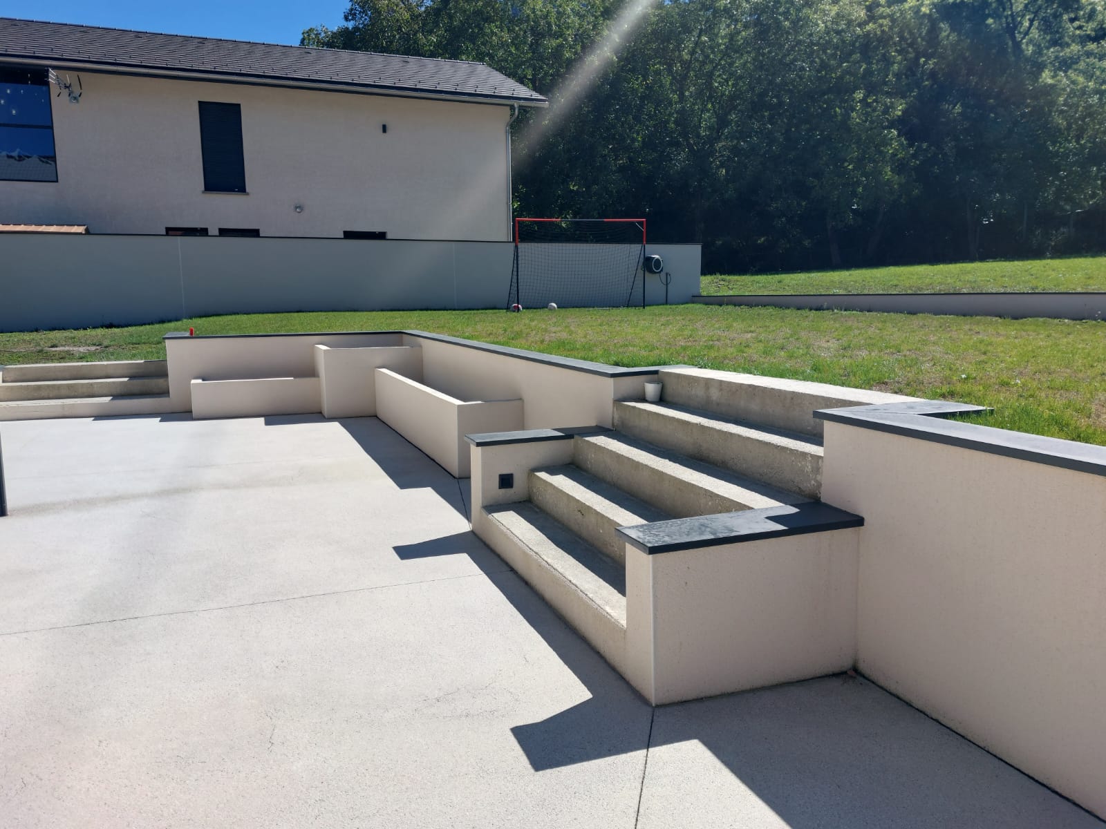 Muret avec couvertine en aluminium gris anthracite vue en contre bas