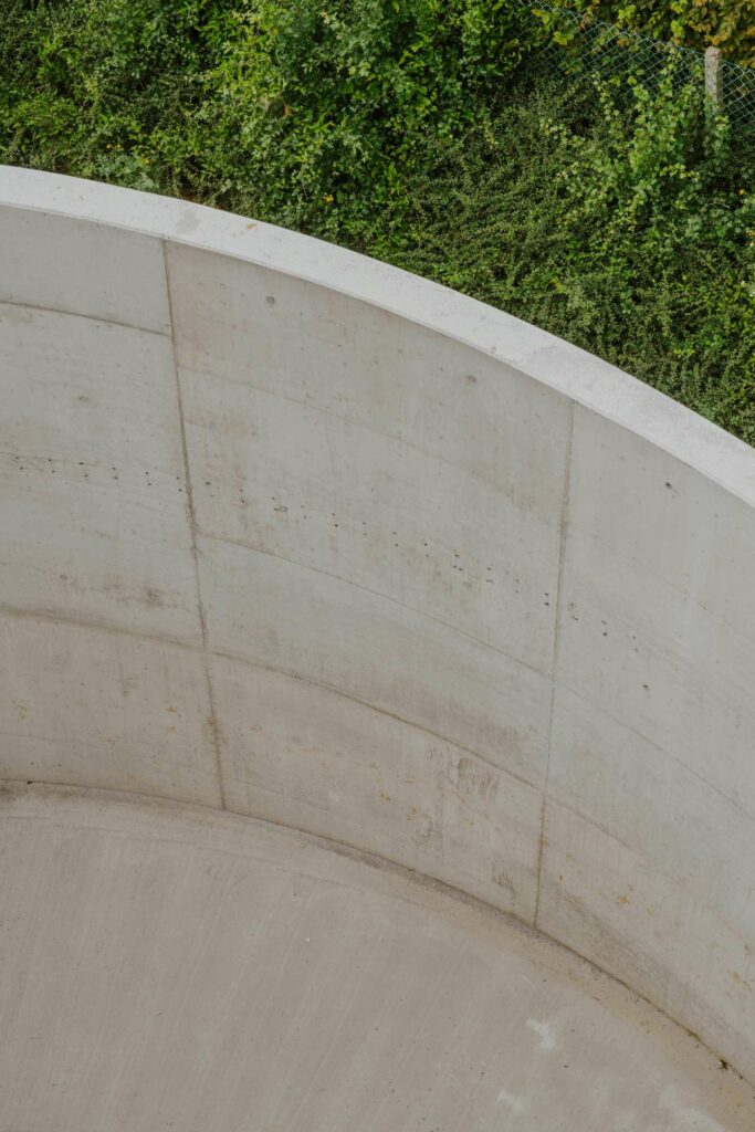 Mur en béton avec verdure en arrière-plan