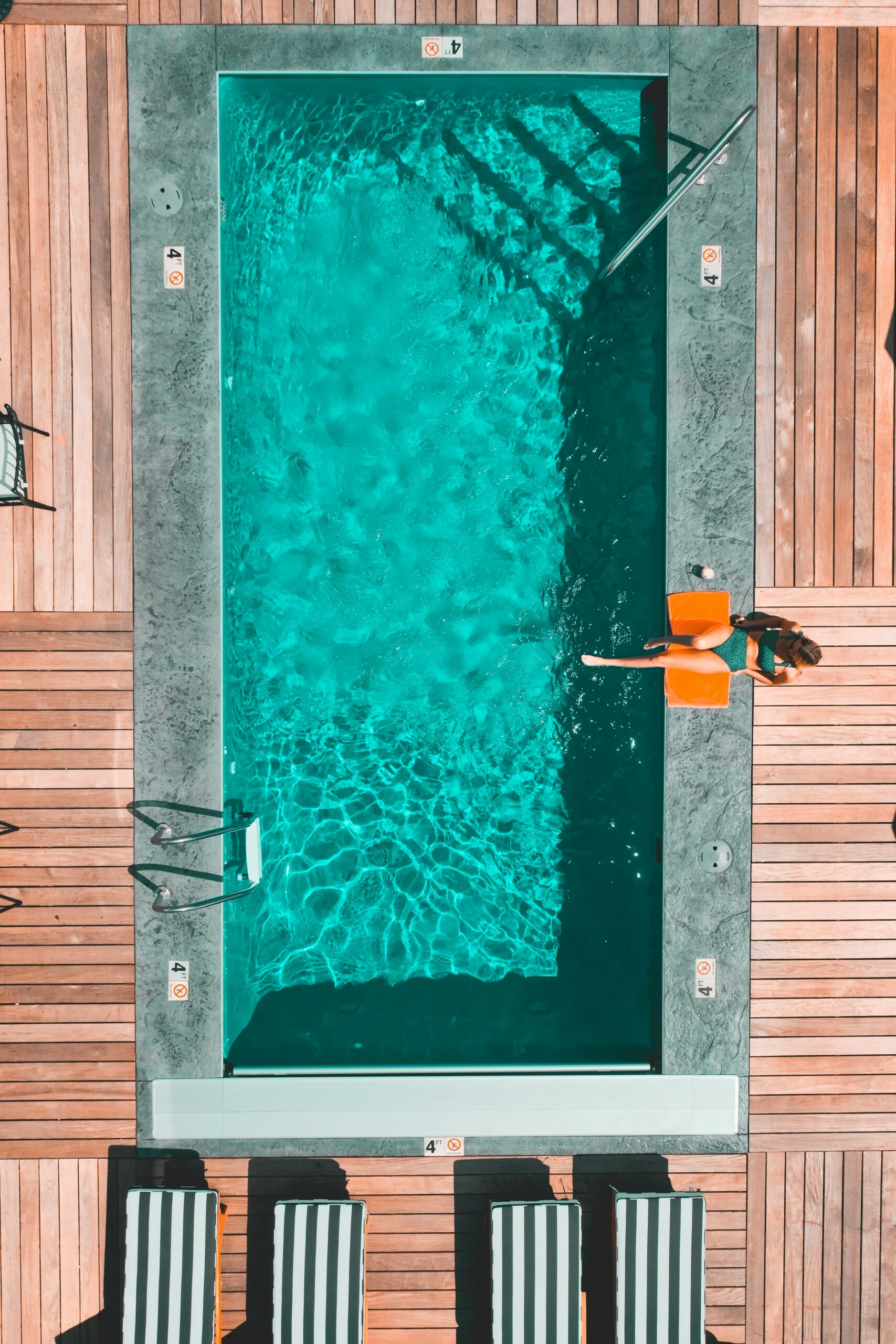 Piscine traditionnelle avec terrasse bois