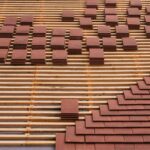 Charpente en construction partiellement recouverte de tuile